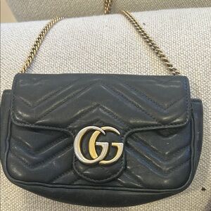 Please see photos as this mini Marmont is in used condition